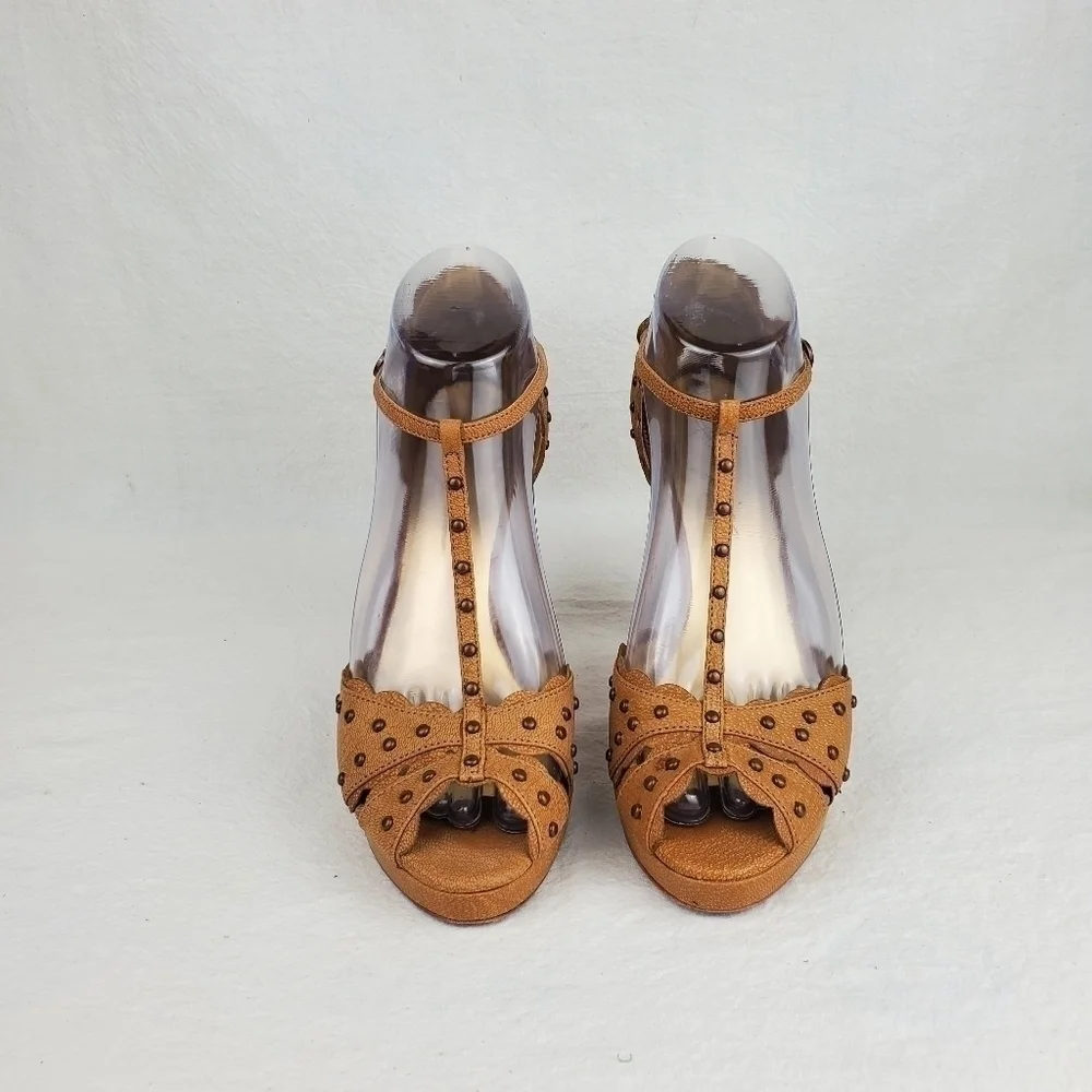 Vince Camuto all leather tan studs chunky heel sandals size 7B